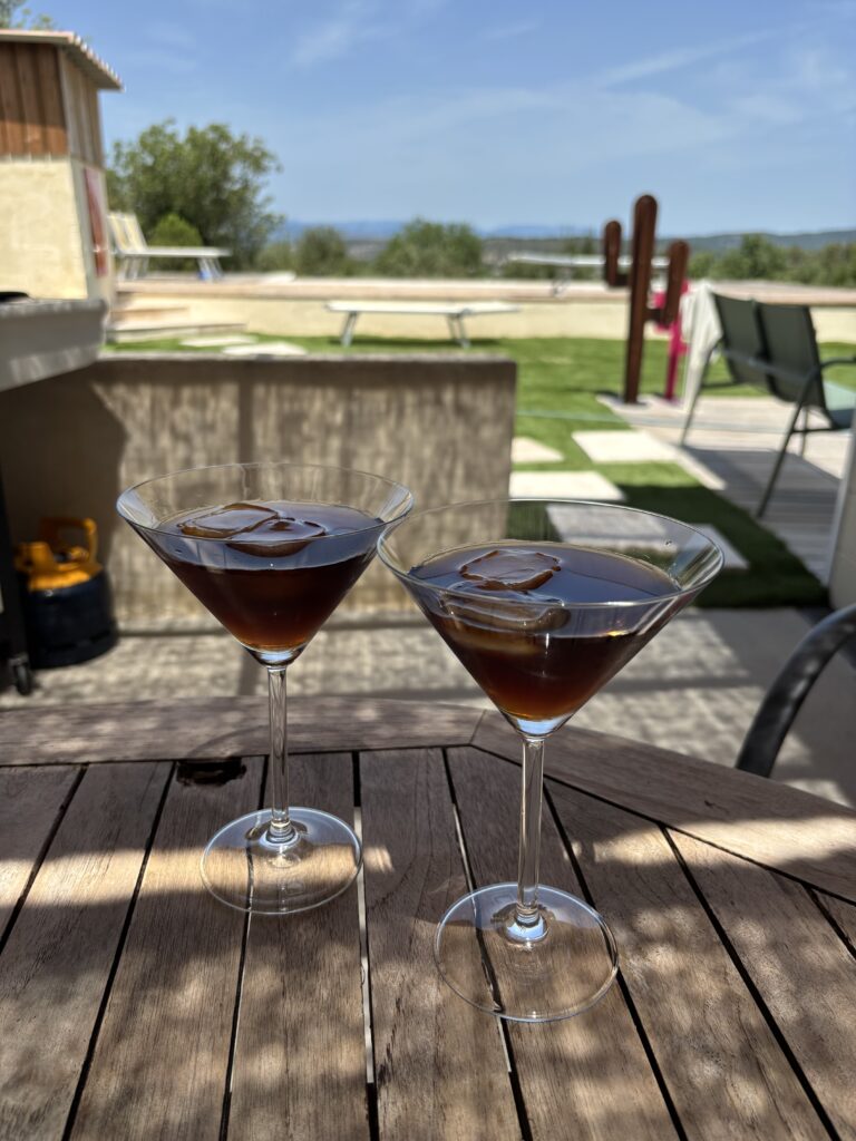 Ein schattiges Plätzchen auf der Terrasse mit Blick auf den Pool und in die traumhafte Landschaft