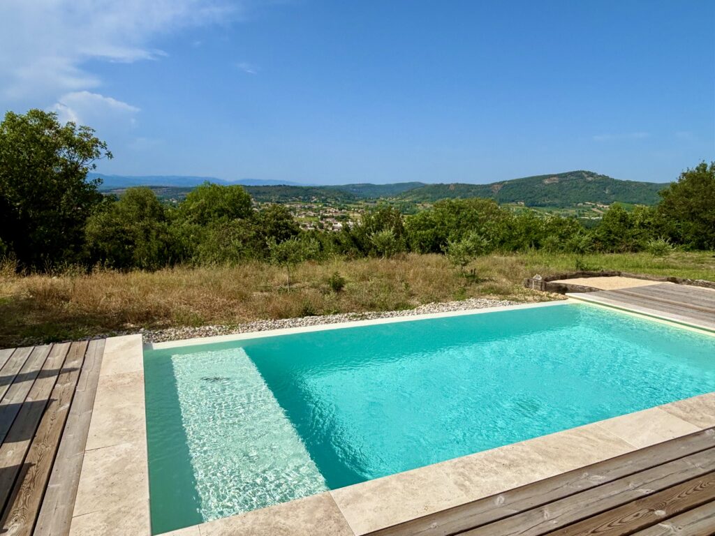 Der Pool mit Blick in die Weite der herrlichen Landschaft