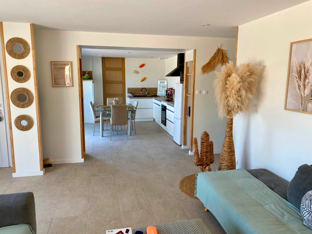 Blick vom Wohnzimmer in die offene Küche und Essbereich